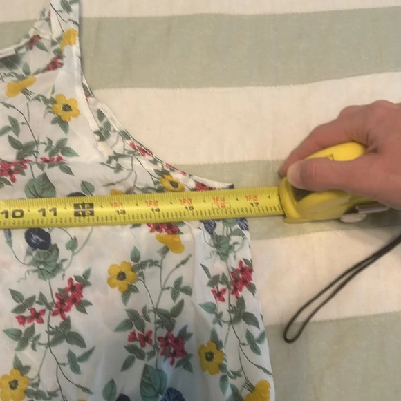 Old Navy floral tank top with button and keyhole in back size S - Picture 6 of 7